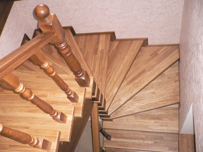 Лестница на второй этаж своими руками из дерева с поворотом на 90