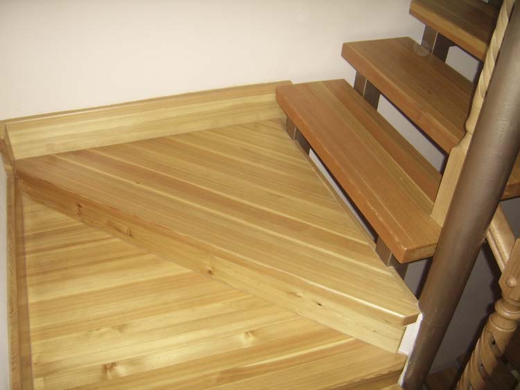 Лестница в погреб своими руками может быть как деревянной, так и металлической